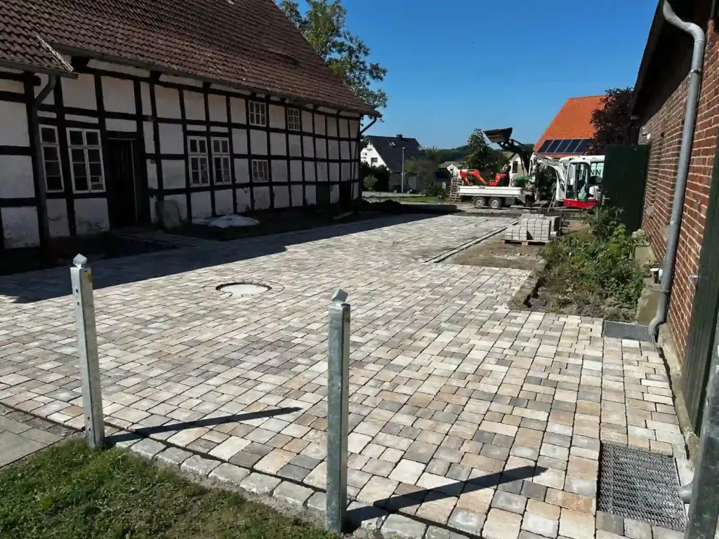 Pflasterarbeiten zwischen zwei Gebäuden