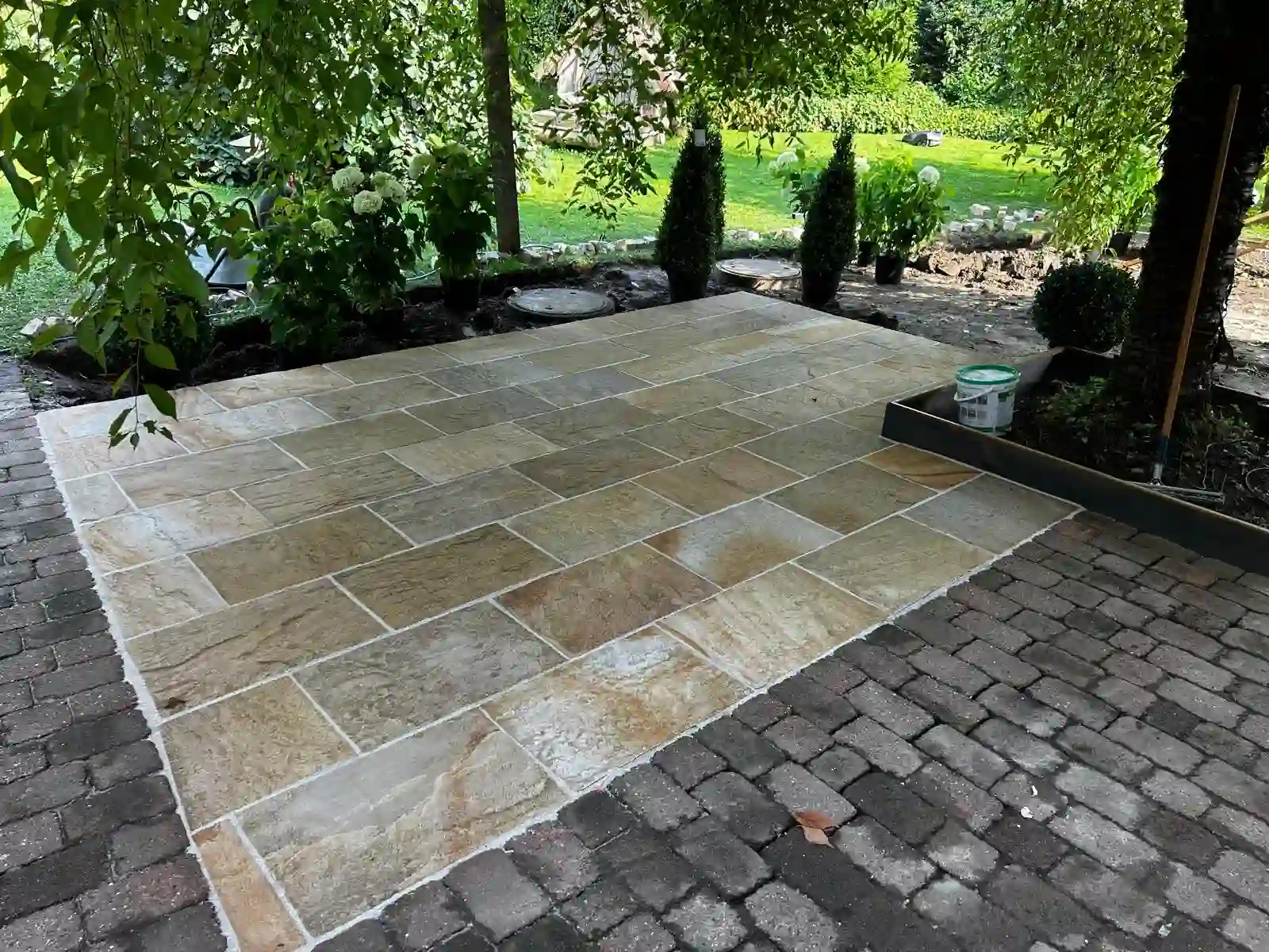 Ein Sitzbereich mit Naturstein-Boden